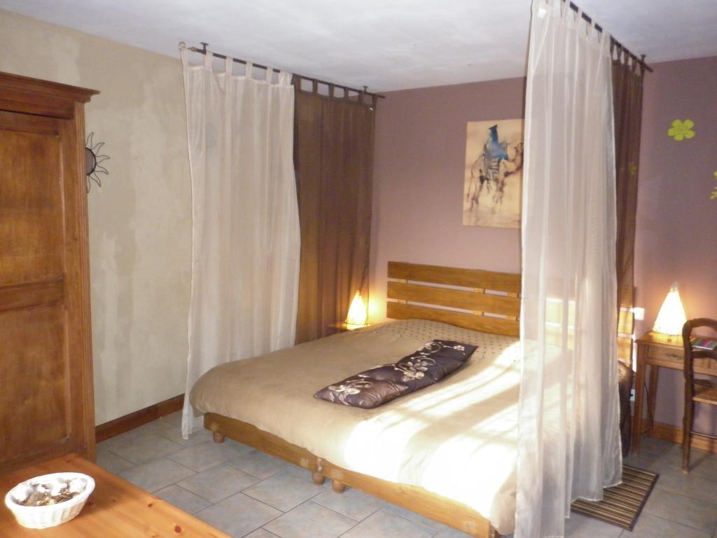 Отель La Chartreuse Poilly-sur-Tholon Номер фото