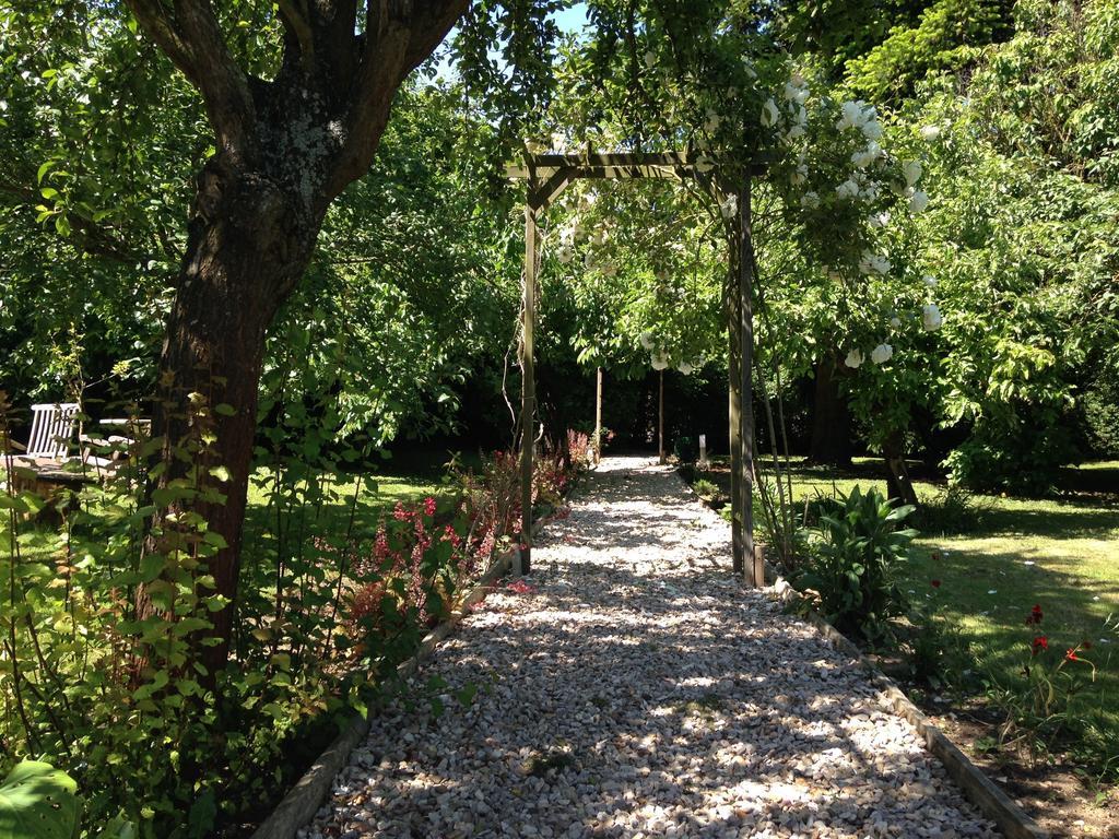 Отель La Chartreuse Poilly-sur-Tholon Экстерьер фото